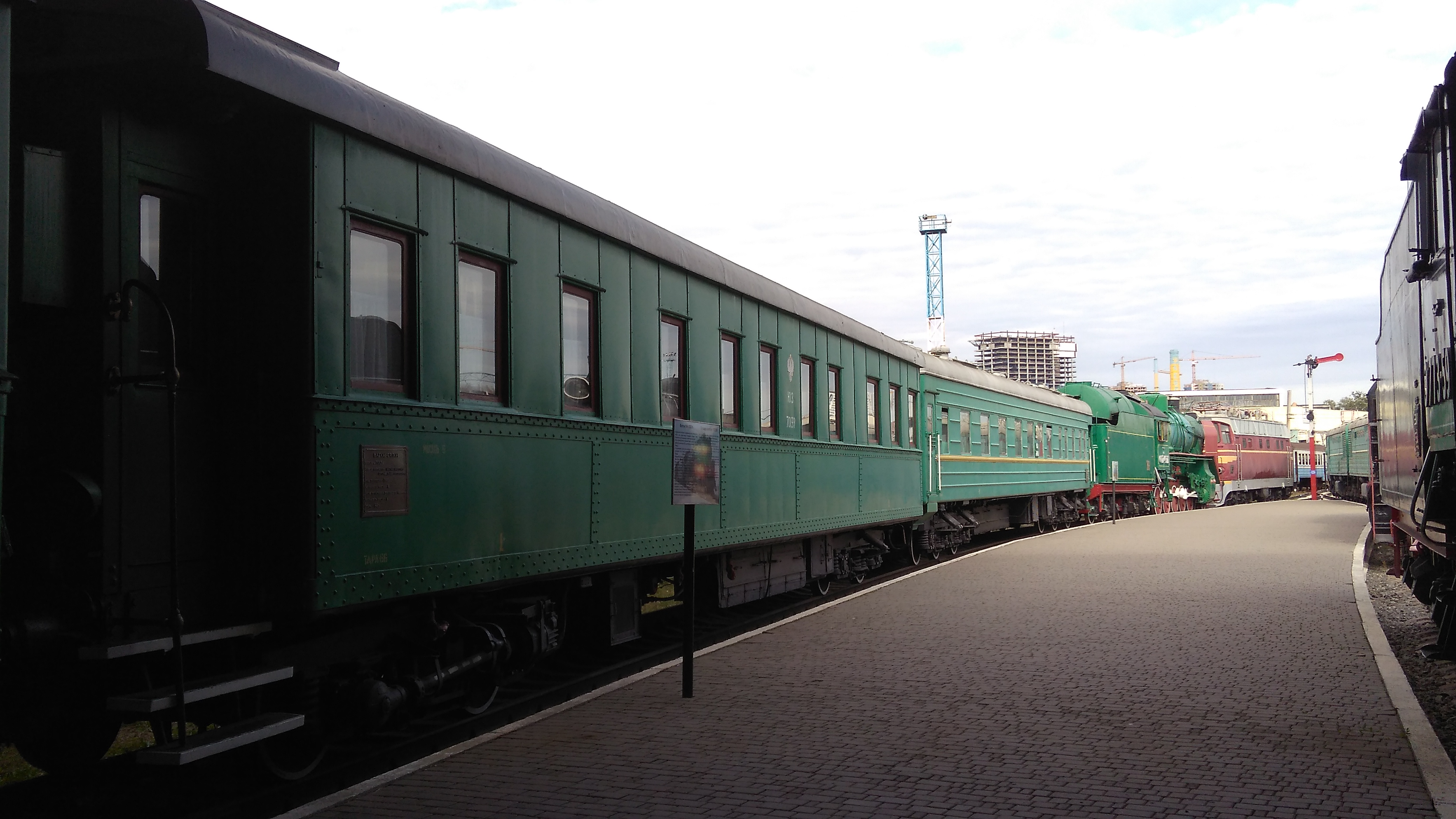 Екскурсія на виставку рухомого складу історичних локомотивів та вагонів