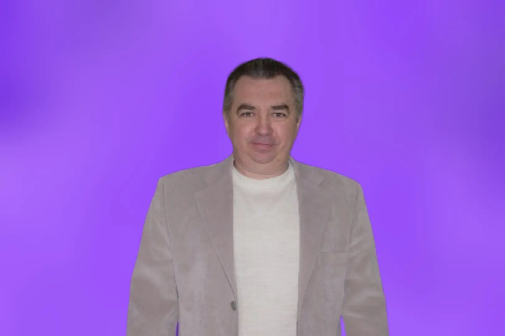 Чоловік позує на фіолетовому фоні для шкільної онлайн-зйомки.