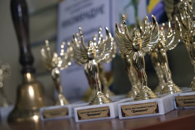 Статуетки шкільного конкурсу «Літературний Оскар» дистанційної школи «Джерело»